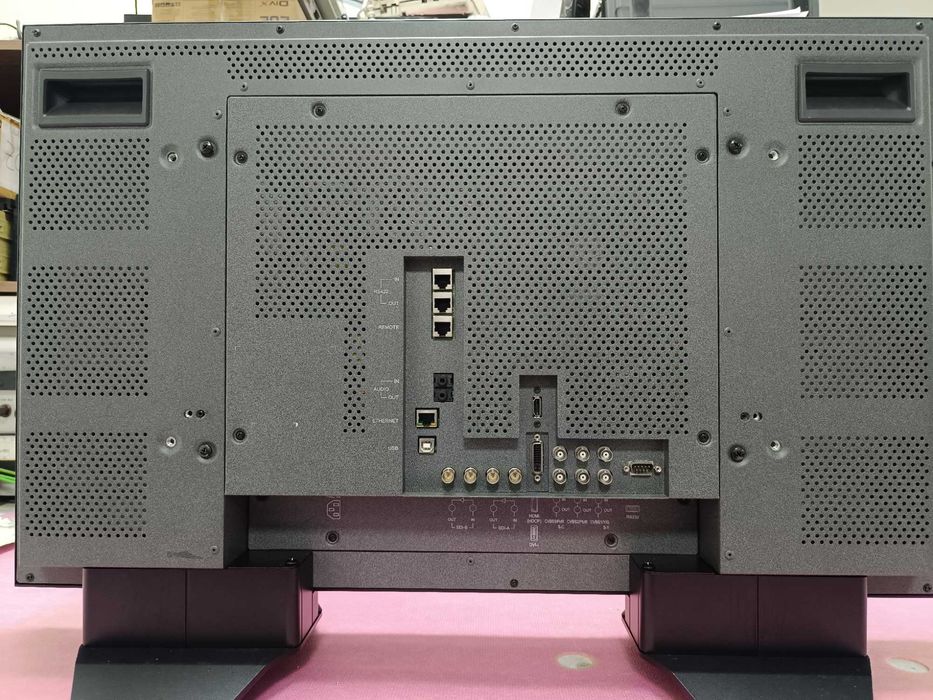 Продаю монитор телевизионный TVlogic LVM-321W