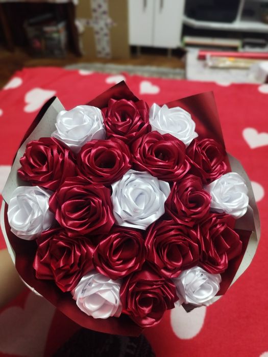 Buchet din trandafiri de satin