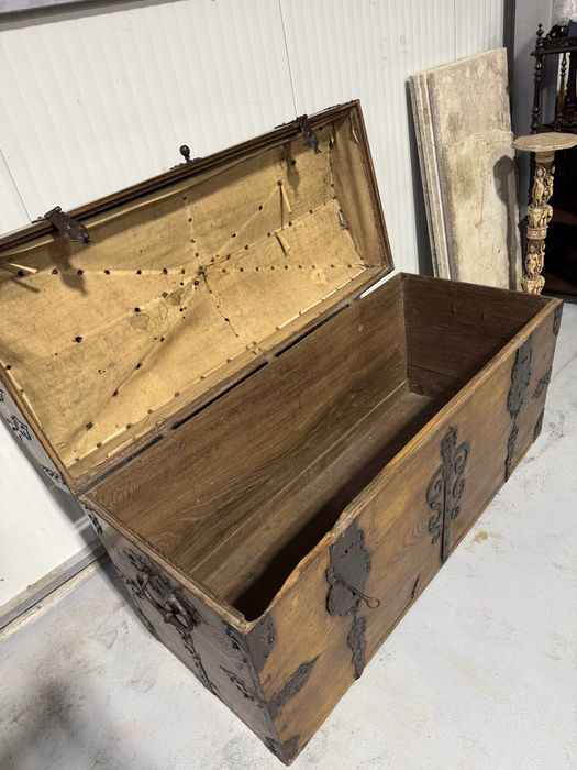 Lada de zestre baroc, din lemn masiv, cu elemente din fier
