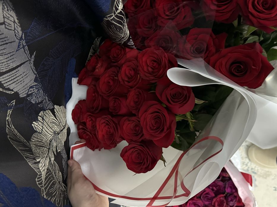 Цветы продаю розы