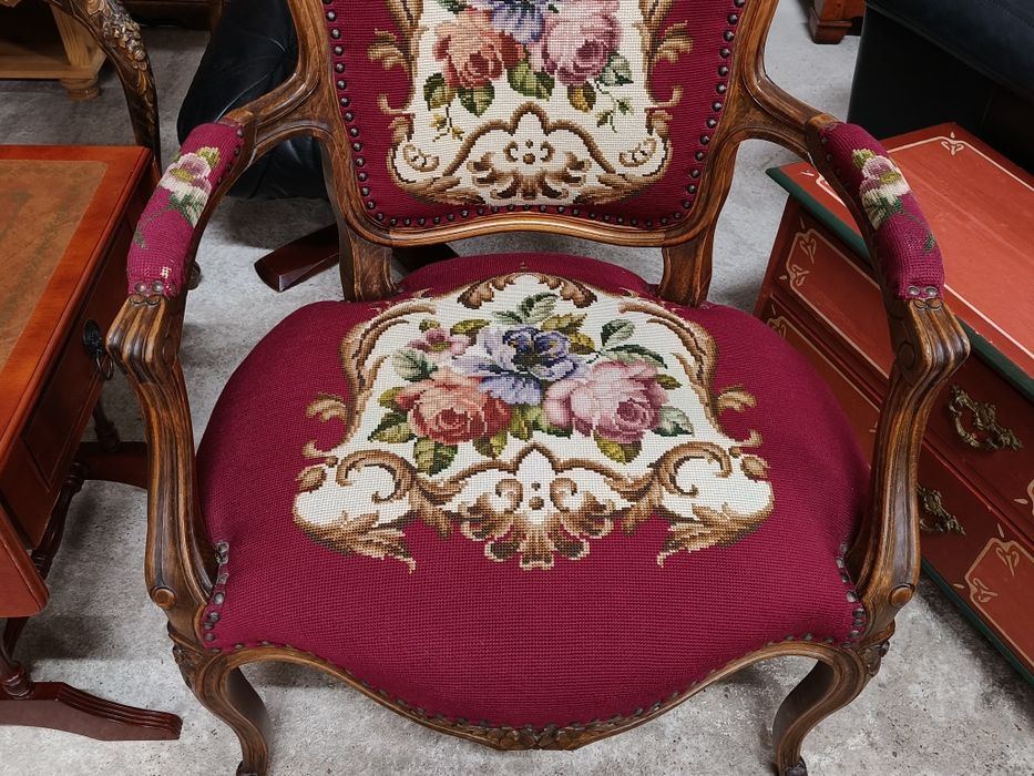 Дъбово кресло с дърворезба и гобленова дамаска