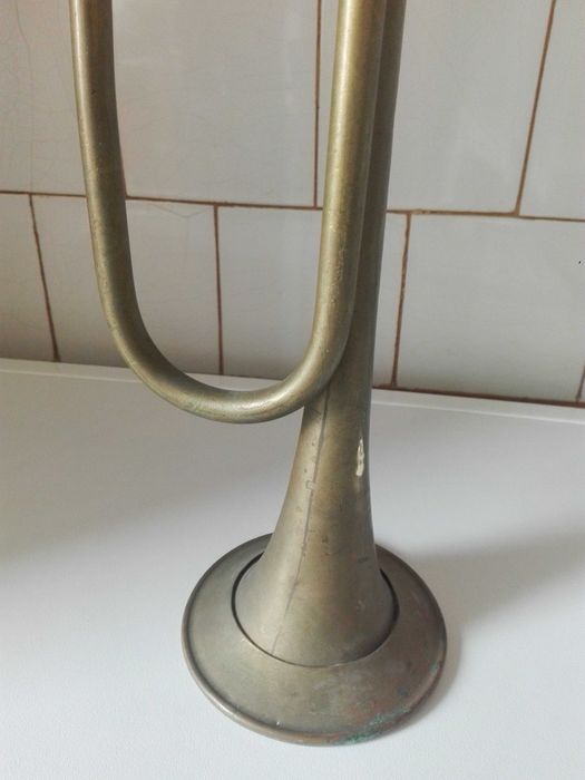 Медна сигнална тръба и месингов съд за пуканки.