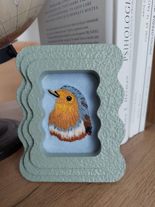 Tablou brodat manual – pasăre – piesă unicat