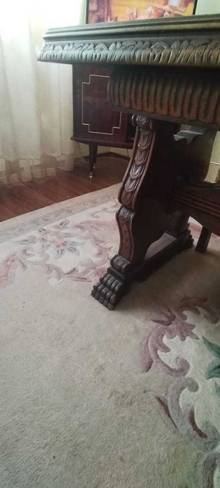 Masă din lemn masiv din nuc stil florentin secolul XIX