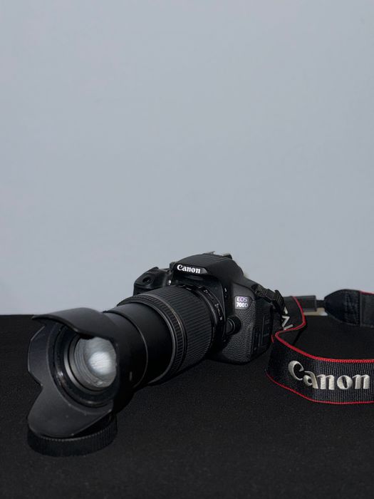 Canon EOS 700D + două obiective + card 256GB – stare bună