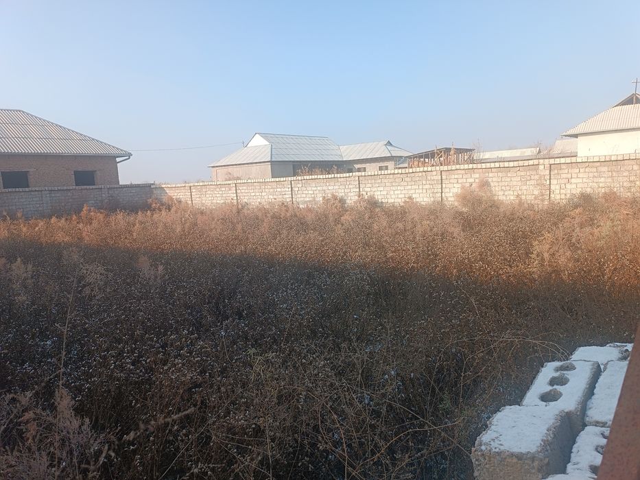 Ахунбабаевда 5 хонали участка сотилади. 6 сотих.