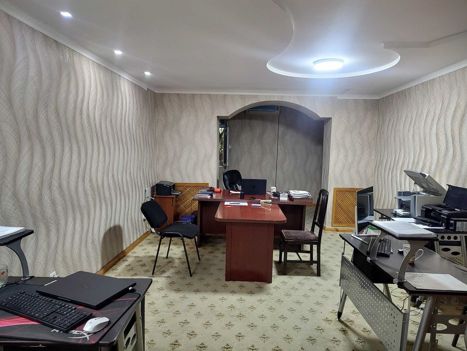 Шахар марказида жойлашган, 1-этаж 2 хонали квартира сотилади