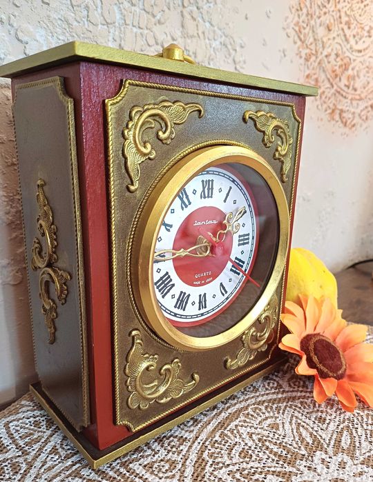 Дървен руски ретро часовник