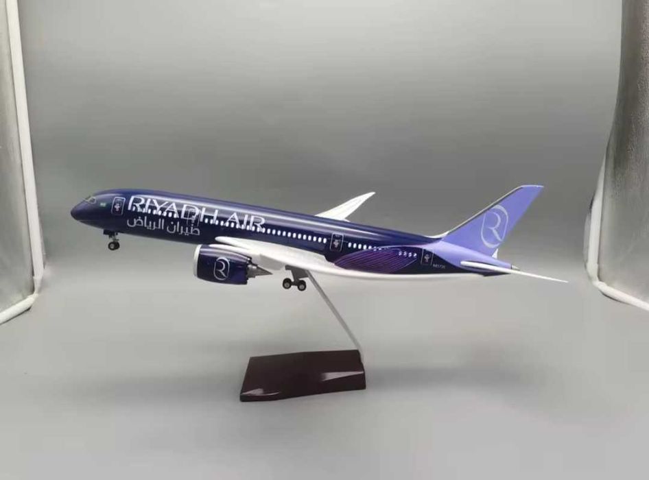 47 CM, senzationala macheta business de avion Boeing 787 Dreamliner Riyadh Air