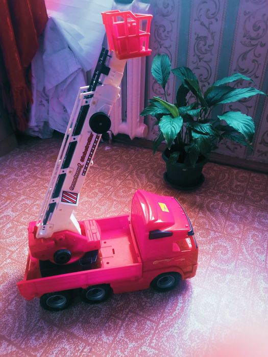 Продам машину игрушку