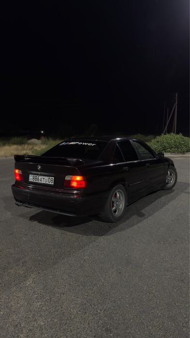 Машина BMW E36 автомобиль