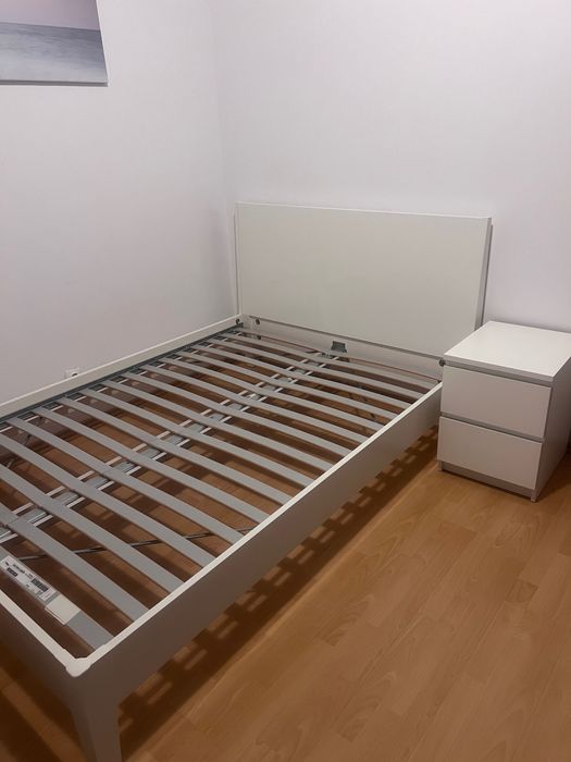 Vand mobilier dormitor pat, 2 noptiere, birou