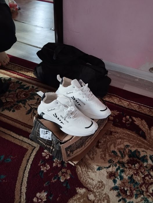 Кроссовки спортивные