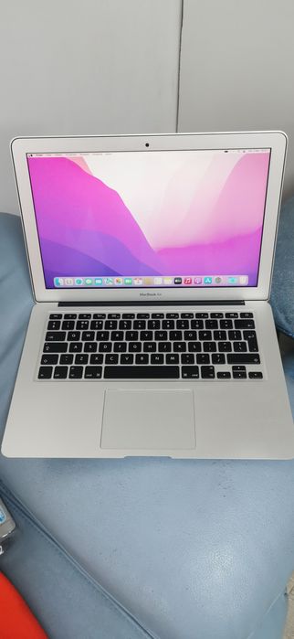 MacBook Air  intel core i5 8GB Ram 256 GB  SSD.