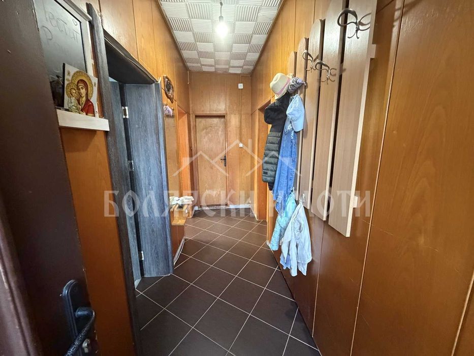 Къща с панорамна гледка в с.Леденик