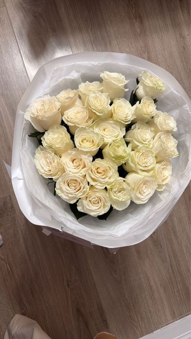 Букет белых роз 25 шт