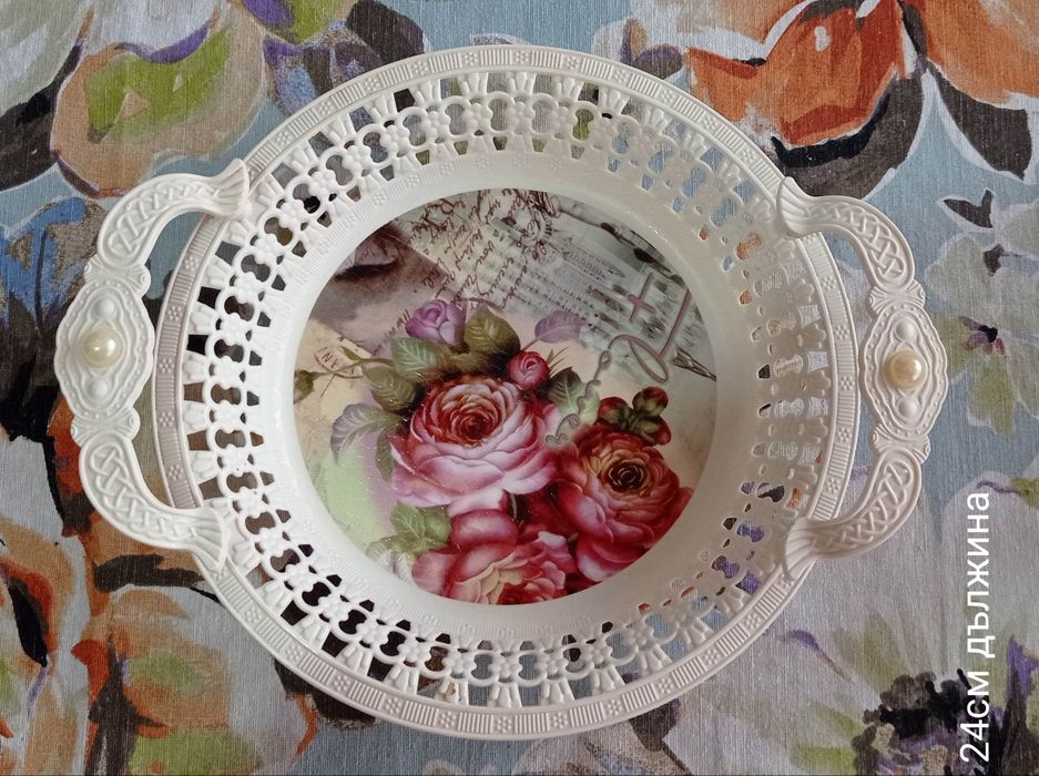 Различни видове подноси за сладки, табли, купи