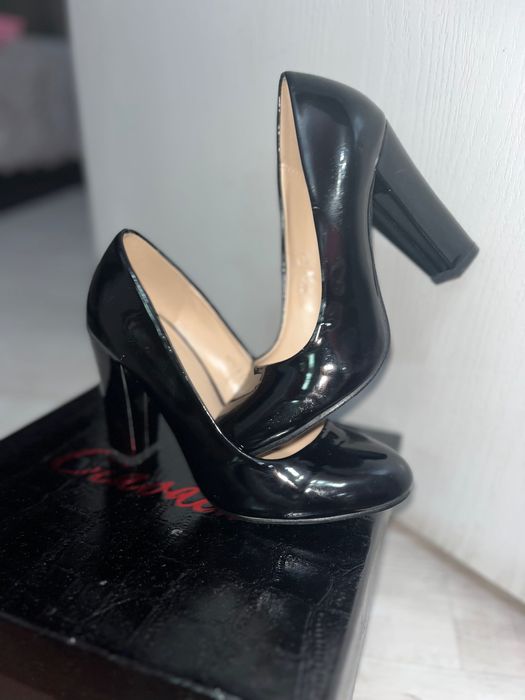 Дамски лачени обувки на ток