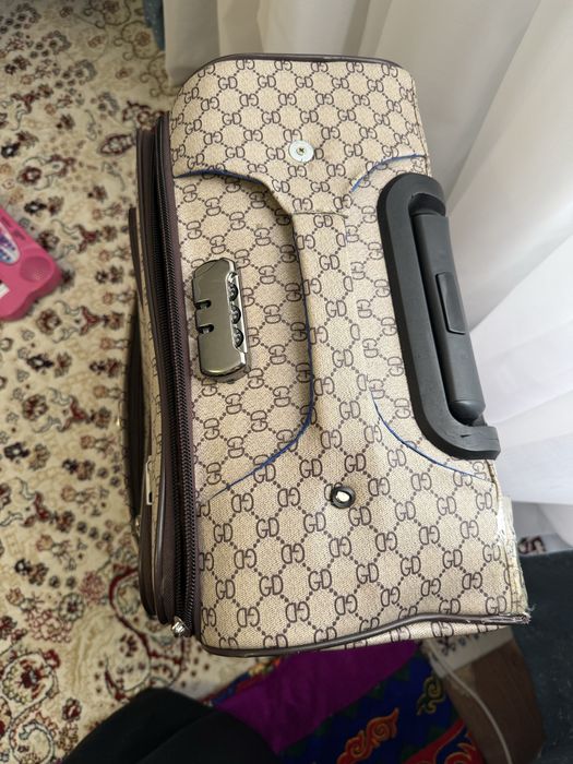 Продам чемодан б/у