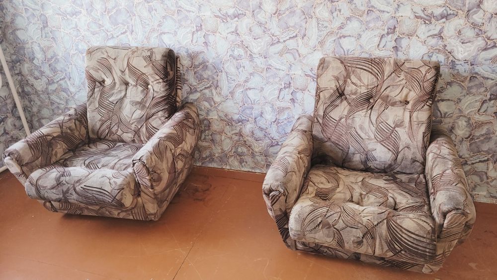 Отдам даром 2 кресла и трильяж.Самовывоз.