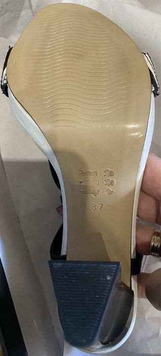 Продавам чисто нови елегантни сандали!