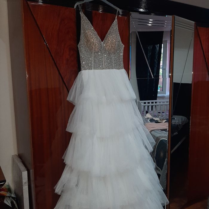 Бяла воалена  рокля с ишлеме мъниста