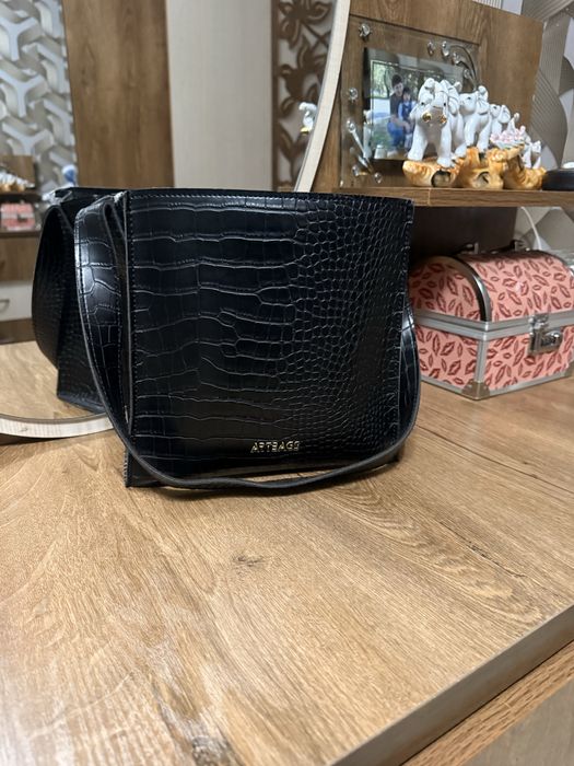 Продаеться сумка черного цвета