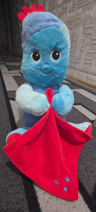 Igglepiggle (Игълпигъл) от серията In the Night Garden, със светещи бузи и одеялце за гушкане.