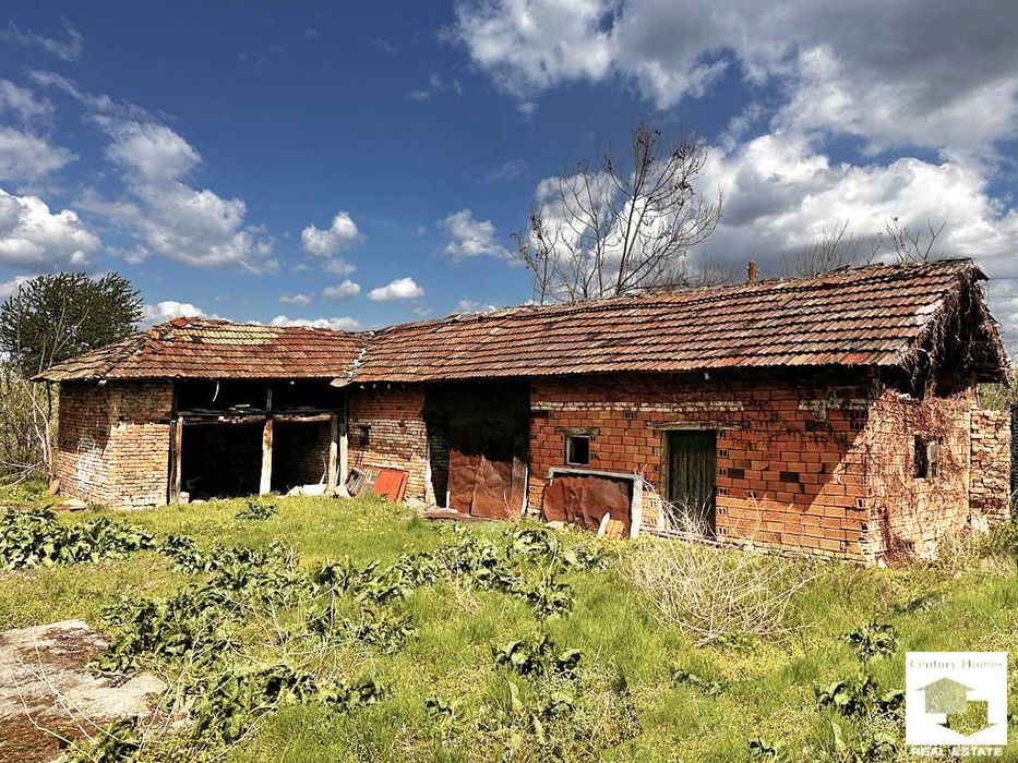 150026 Едноетажна къща с голям двор и разсадник в с. Горна Студена