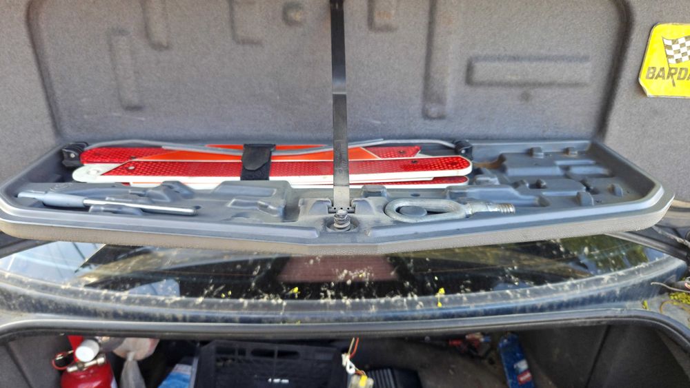 Е39 2.0 150 HP седан на части или цяла. В движение до края на април.