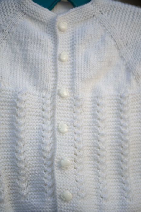 Ръчно плетени детски дрехи.