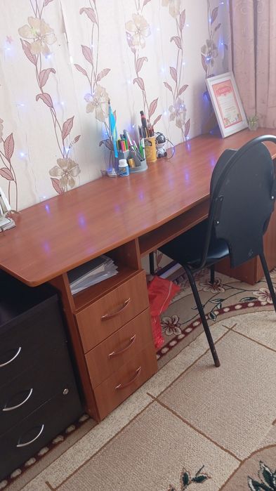 Продам стол для школьников 3000т