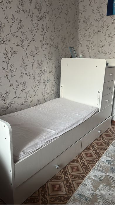 Детская кровать с решетками