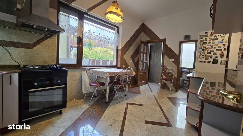 Vila Busteni la liziera padurii