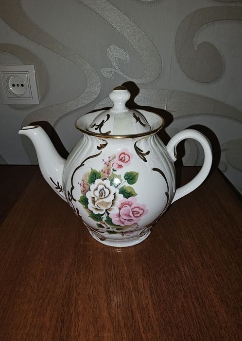 Продам фарфоровый чайник (винтажный, периода СССР)