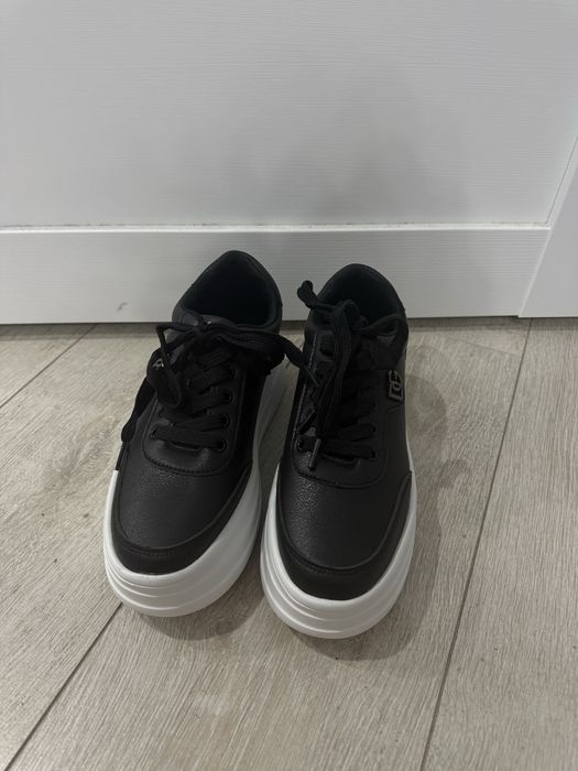 Крассовки черные новые