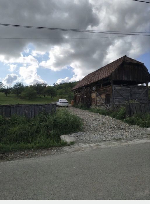 Casa la tara cu 7700 mp si Izvor