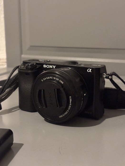 Sony A6000 + Sigma 70–300 APO Macro + kit lens + 3 baterii + accesorii