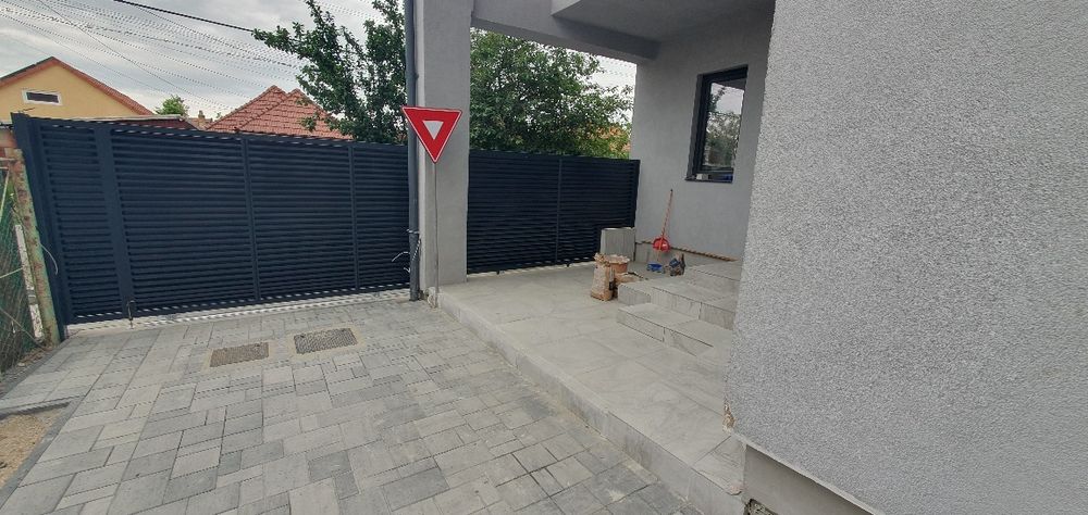 Apartament la curte