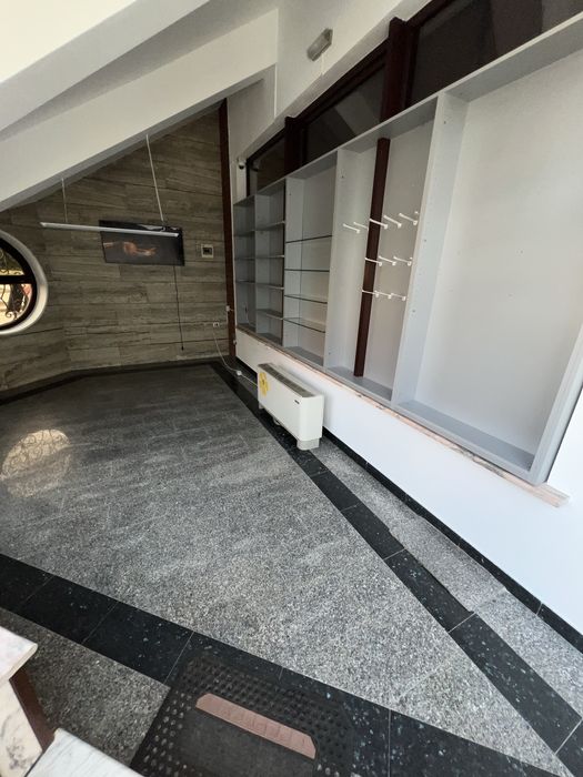 Inchiriez spatii comerciale , atat la parter cat si la etaj .