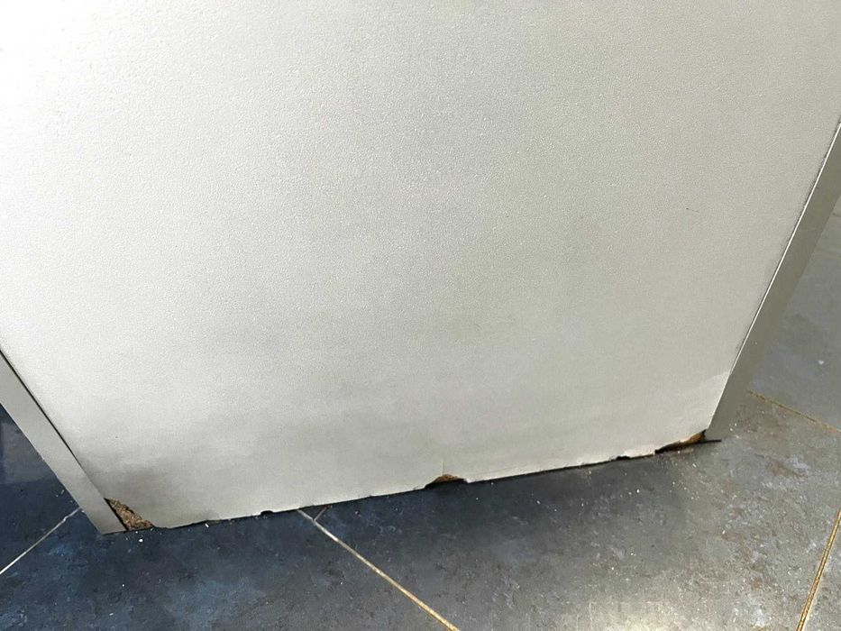 Секретарско бюро + шкаф за офис техника + подарък