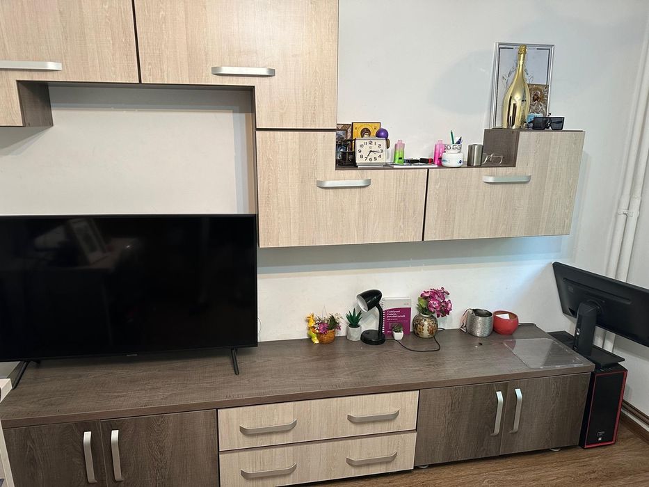 Mobilier de camera  700 ron comoda tv din mdf lucios cu 3 sertare si 2 uși cu amortizoare 700 ron pat din pal dimensiuni saltea 2000x1600  la 500 ron