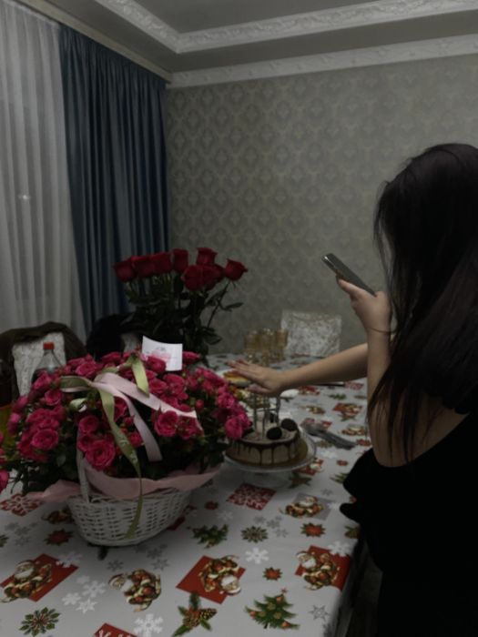 куставые розы в корзинке