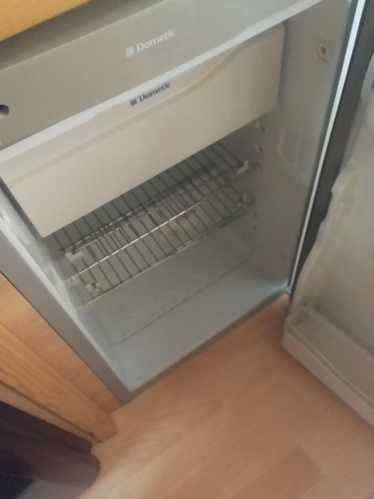 Хладилник за каравана Dometic 12-220 газ кемпер перфектно състоян