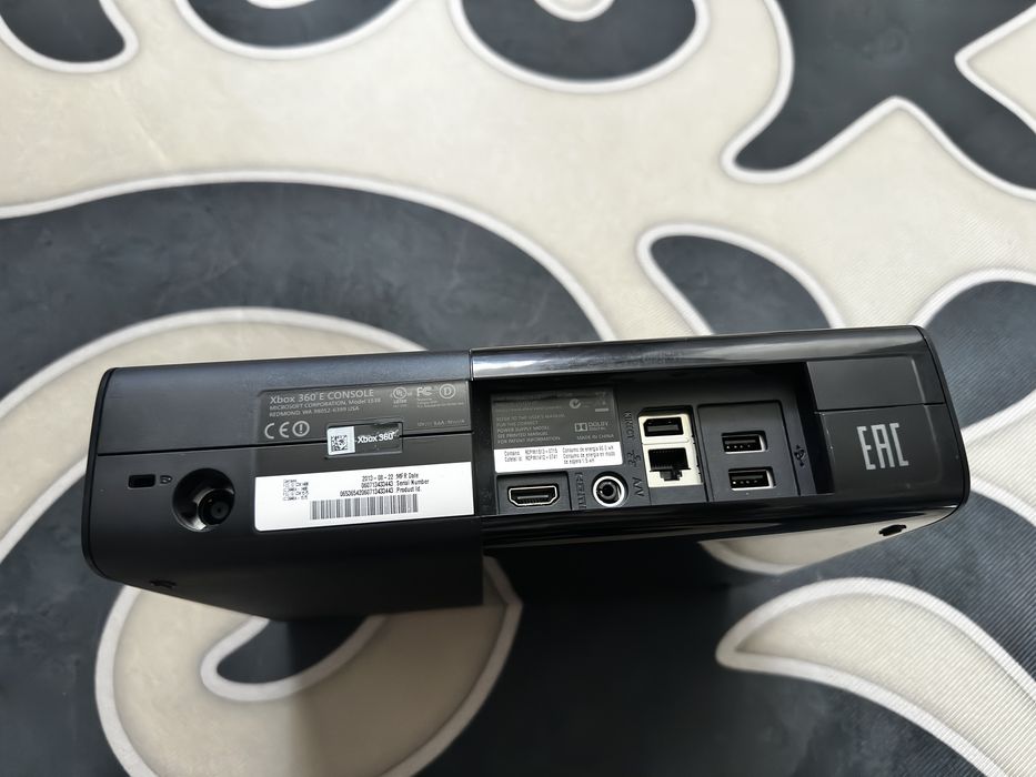 Продам Xbox 360 E 250 ГБ (Freeboot + LT+ 3.0)