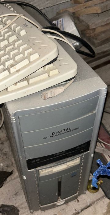 Desktop Monitor LG si Tastatura Retro și mouse de colecție