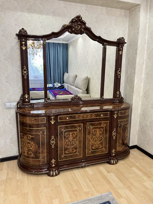 Комод с зеркалом