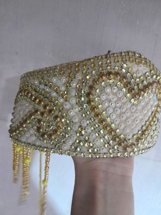 Kelinlar uchun arzon liboslar toji va oyoq kiyimi srochna sotiladi