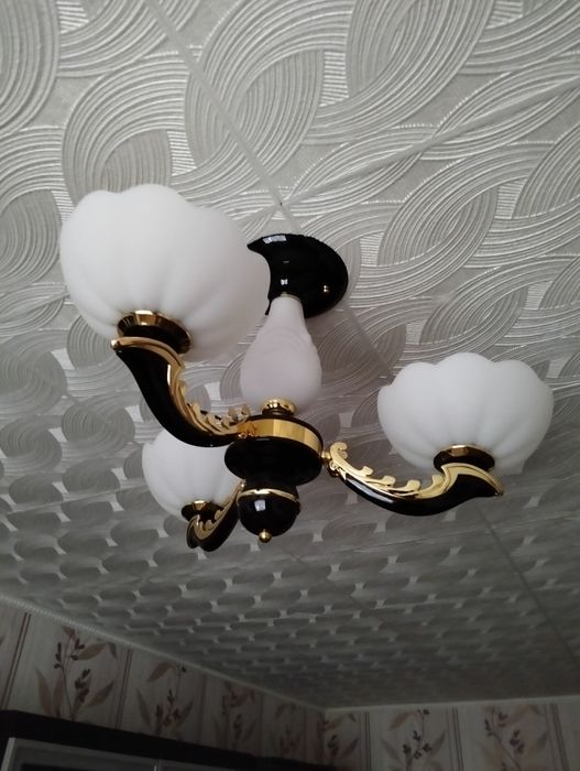 Продам  две люстры.