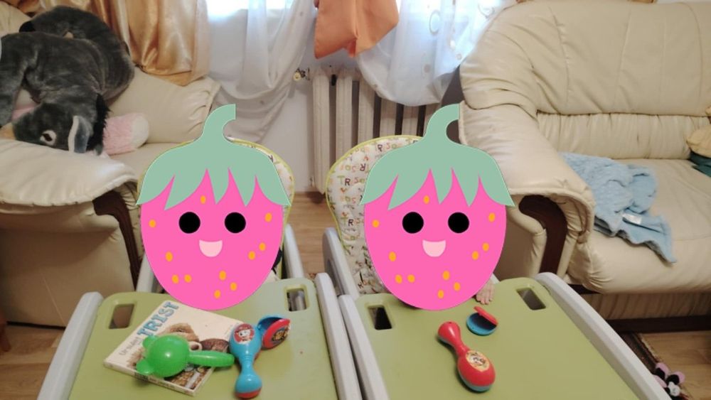 Vând 2 scaune cu masa pt copii